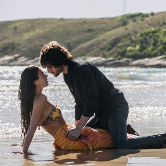 Ritinha (Isis Valverde) se tornou amante de Ruy (Fiuk) no Rio de Janeiro, na novela 'A Força do Querer'