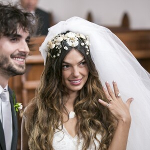 Ritinha (Isis Valverde) se casou com Ruy (Fiuk) sem ter se divorciado de Zeca (Marco Pigossi), na novela 'A Força do Querer'