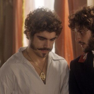 Joaquim (Chay Suede) conta a Dom Pedro (Caio Castro) o que descobriu sobre Thomas (Gabriel Braga Nunes), na novela 'Novo Mundo'