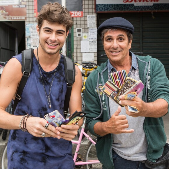 Léo (Rafael Vitti) reencontrou Almir (Evandro Mesquita), seu pai, vendendo capinhas de celular em Mesquita, na novela 'Rock Story'