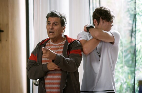Almir (Evandro Mesquita) arma com Léo (Rafael Vitti) para tentar reconquistar Néia (Ana Beatriz Nogueira), na novela 'Rock Story'