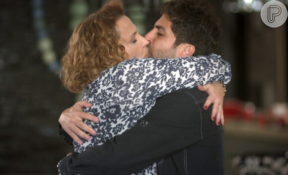 Néia (Ana Beatriz Nogueira) finge que está namorando Ramon (Gabriel Louchard) para afastar Almir (Evandro Mesquita), na novela 'Rock Story'
