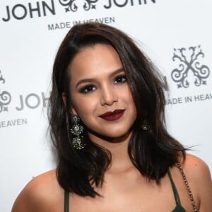 Bruna Marquezine posou com os colegas de workshop sobre Shakespeare