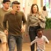 Bruno Gagliasso se divertiu com a filha, Títi, durante passeio no Shopping Village Mall, no Rio de Janeiro, neste sábado, 20 de maio de 2017