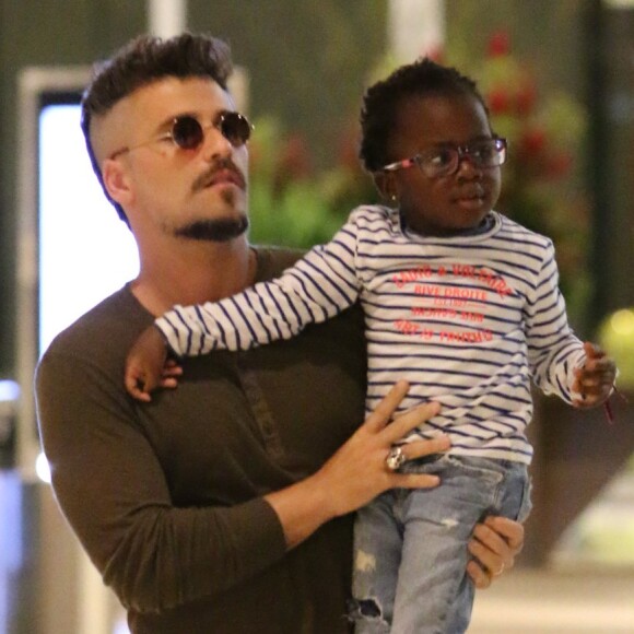 Bruno Gagliasso levou a filha, Títi, para o shopping neste sábado, 20 de maio de 2017