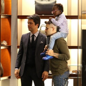 Com Títi nas costas, Bruno Gagliasso entrou nas lojas do Shopping Village Mall, no Rio de Janeiro, neste sábado, 20 de maio de 2017