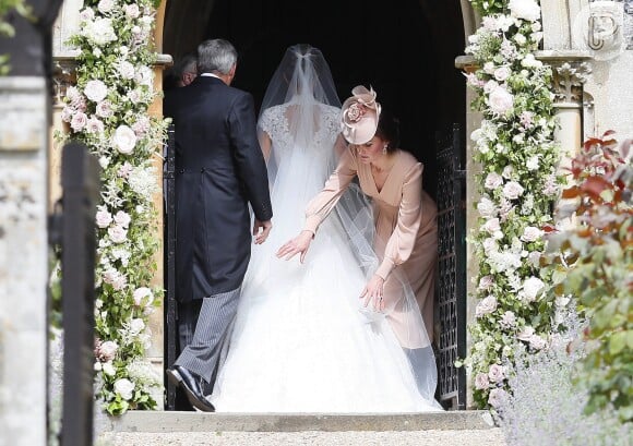 O vestido de noiva de Pippa Middleton, assinado pelo estilista britânico Giles Deacon, tinha decote nas costas em formato de coração