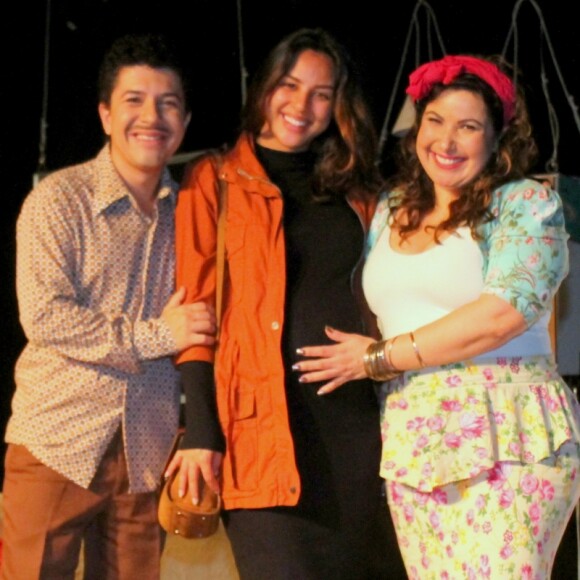 Grávida, Yanna Lavigne prestigiou os colegas Paulo Mathias Jr. e Mariana Xavier no teatro no último sábado, 20 de maio de 2017