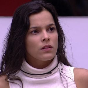 Emilly mandou um recado aos internautas neste domingo, 21 de maio de 2017: 'Deixem minha mãe descansar em paz'