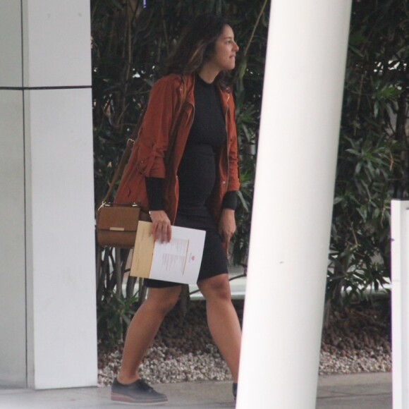 Yanna Lavigne foi fazer exames e saiu com o resultado em mãos