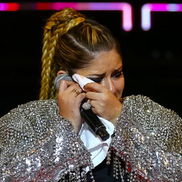 Marília Mendonça se emocionou, horas após, ter negado que barrou a cantora de show