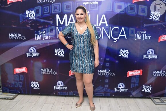Marília Mendonça usou óculos e nem foi incomodada por fãs em pagode no subúrbio do Rio