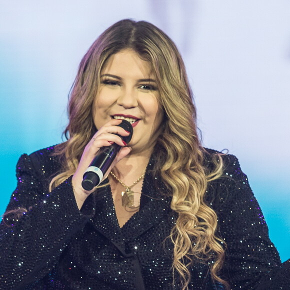 Marília Mendonça passou despercebida ao curtir pagode no subúrbio do Rio
