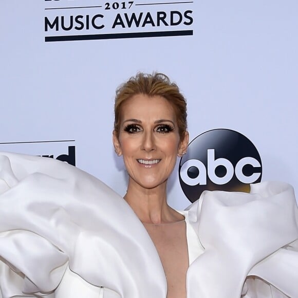 Céline Dion caprichou no visual com vestido Stephane Rolland na 25ª edição do Billboard Music Awards, realizada no T-Mobile Arena, em Las Vegas, Estados Unidos, neste domingo, 21 de maio de 2017