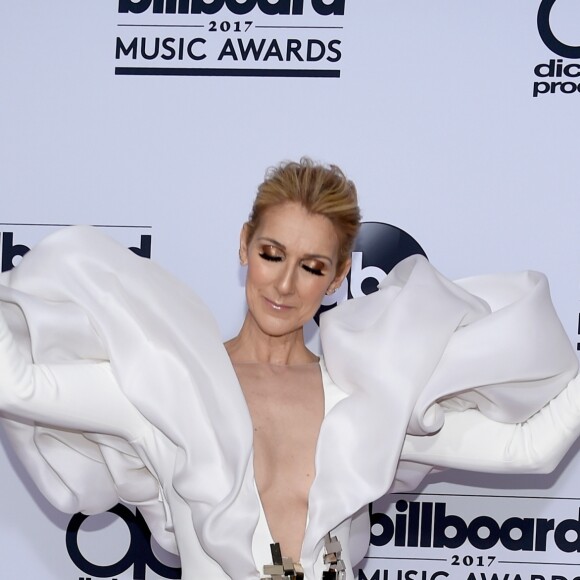 A cantora canadense Céline Dion apostou em vestido com ombros bastante volumosos para a 25ª edição do Billboard Music Awards, realizada no T-Mobile Arena, em Las Vegas, Estados Unidos, neste domingo, 21 de maio de 2017