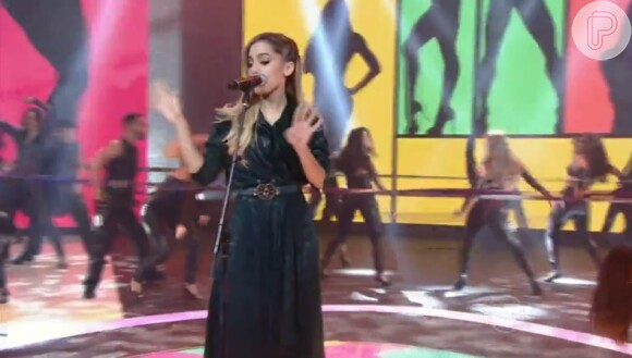 Sem se mexer muito por conta das cirurgias, Anitta canta 'Show das Poderosas' no palco do 'Domingão do Faustão'
