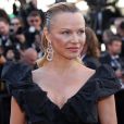 Pamela Anderson surgiu quase irreconhecível ao usar os famosos cabelos loiros para traz na 70ª edição do Festival de Cannes