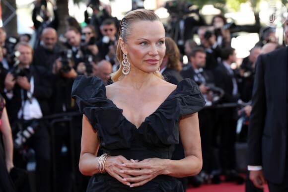 Pamela Anderson surgiu quase irreconhecível ao usar os famosos cabelos loiros para traz na 70ª edição do Festival de Cannes