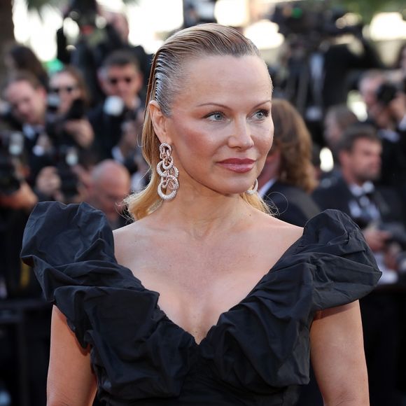 Pamela Anderson surgiu quase irreconhecível ao usar os famosos cabelos loiros para traz na 70ª edição do Festival de Cannes