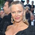 Pamela Anderson usou penteado com efeito molhado para cruzar o tapete vermelho do Festival de Cannes no último sábado, 20 de maio de 2017