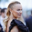 Penteado de Pamela Anderson deixa modelo irreconhecível em Cannes. Fotos!