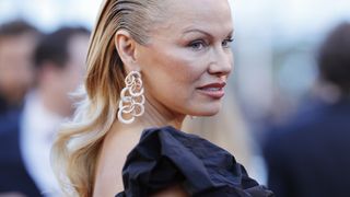 Penteado de Pamela Anderson deixa modelo irreconhecível em Cannes. Fotos!