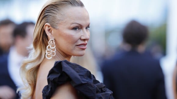 Penteado de Pamela Anderson deixa modelo irreconhecível em Cannes. Fotos!