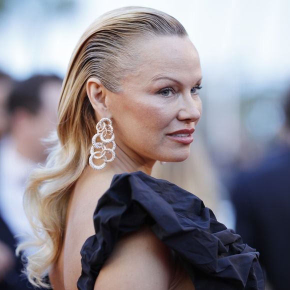 Pamela Anderson chamou atenção com seu penteado no tapete vermelho do Festival de Cannes no último sábado, 20 de maio de 2017