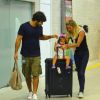 Deborah Secco se emocionou ao rever a filha, Maria Flor, em aeroporto