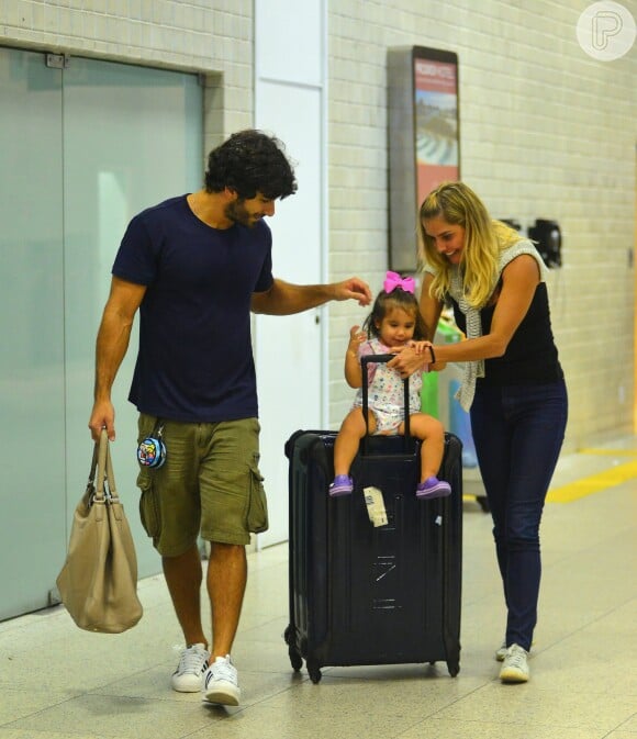 Deborah Secco se emocionou ao rever a filha, Maria Flor, em aeroporto