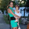 Deborah Secco passou um período em São Paulo e chorou com saudades da filha, Maria Flor
