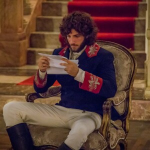 Joaquim (Chay Suede) entra na casa de Anna (Isabelle Drummond) para investigar Thomas (Gabriel Braga Nunes), no capítulo que vai ao ar quarta-feira, dia 31 de maio de 2017, na novela 'Novo Mundo'