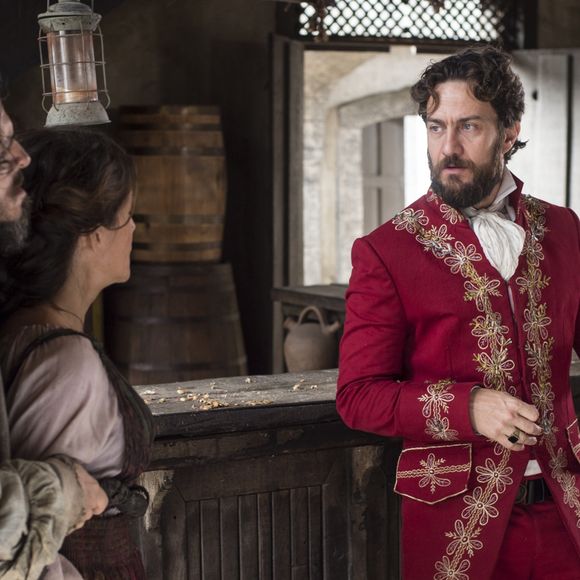 Elvira (Ingrid Guimarães), ao tentar chantagear Thomas (Gabriel Braga Nunes), é ameaçada, no capítulo que vai ao ar quinta-feira, dia 1º de junho de 2017, na novela 'Novo Mundo'