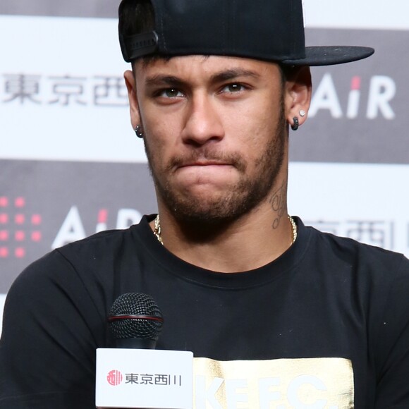 Neymar mandou um emoji mostrando a língua para a modelo Kariny Rodrigues