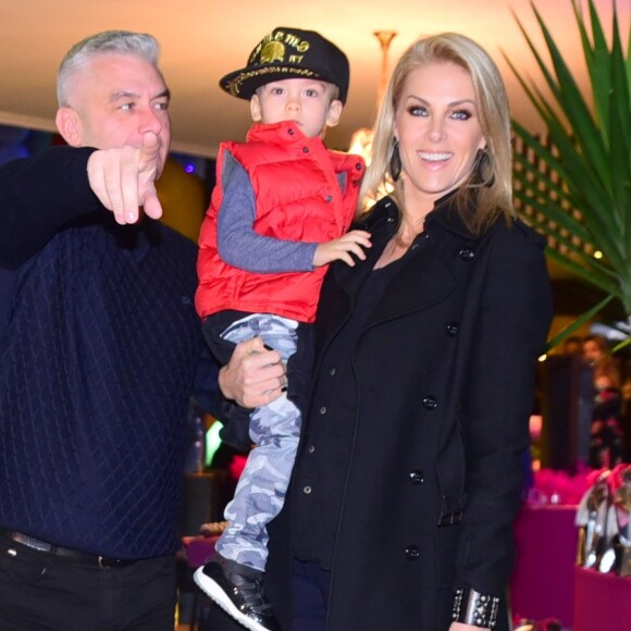 Ana Hickmann vai viajar com o filho, Alexandre, sozinha pela primeira vez