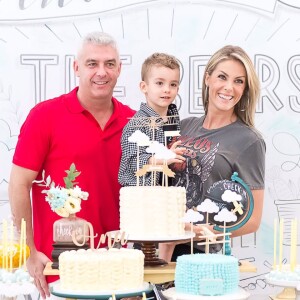 'Você tá fazendo travessura?', pergunta Ana Hickmann para o filho