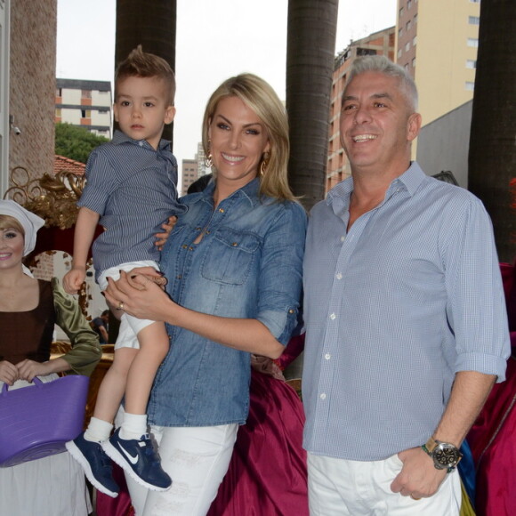 'Tem um ser aqui dentro se escondendo', brinca Ana Hickmann ao ver o filho na mala