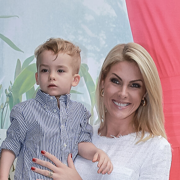 Ana Hickmann se divertiu mostrando o filho, Alexandre, brincando na mala