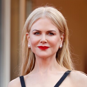 Vestido grifado de Nicole Kidman contou com um corpete de cetim dupla face