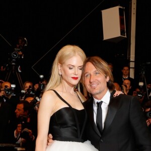 Nicole Kidman recebeu o carinho do marido, o músico Keith Urban, no red carpet do Festival de Cannes 2017