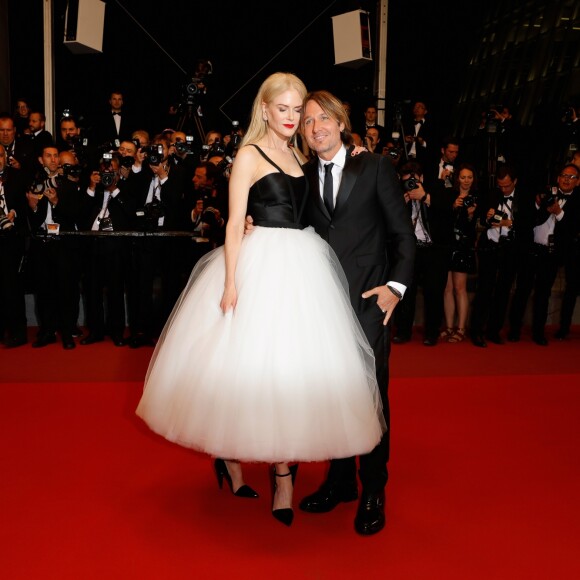 Nicole Kidman recebeu o carinho do marido, o músico Keith Urban, no red carpet do Festival de Cannes 2017