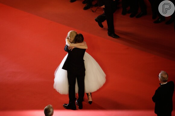 Nicole Kidman ganha um forte abraço do marido, Keith Urban, após a exibição do seu novo filme 'The Killing of a Sacred Deer' no Festival de Cannes 2017
