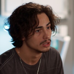 Com câncer, Nicolau (Danilo Mesquita) é internado, na novela 'Rock Story'