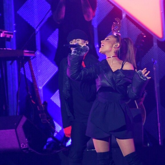 Ariana Grande se apresentou na Manchester Arena nesta segunda-feira (22)