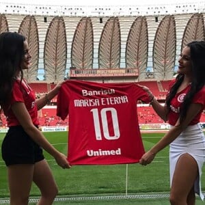 Emilly e a irmã, Mayla, receberam homenagem do Internacional para a mãe, Marisa