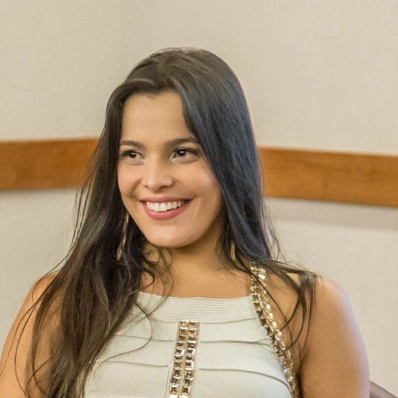 Emilly, vencedora do 'BBB17', teve seu contrato com a Globo renovado até janeiro do ano que vem e vai receber salário de quase R$ 4 mil ao mês