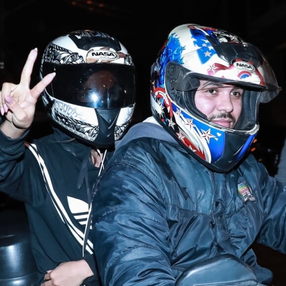 Anitta brincou com os fotógrafos ao deixar o evento da grife de jeans