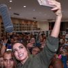 Anitta foi tietada por fãs em loja de São Paulo