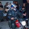 Anitta pegou carona na garupa de uma moto ao deixar o evento