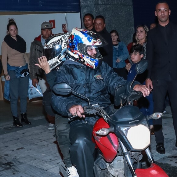 Anitta pegou carona na garupa de uma moto ao deixar o evento